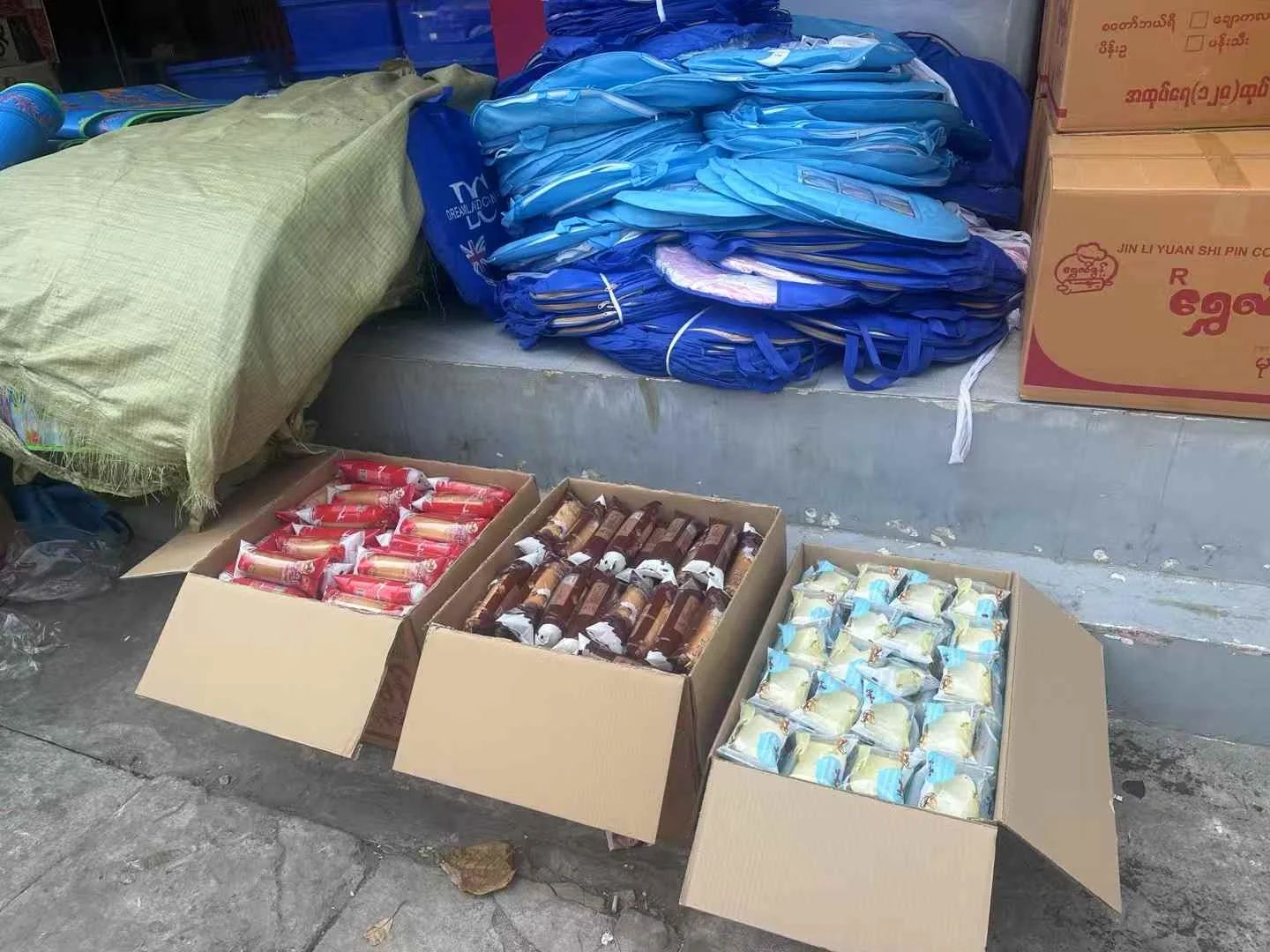 နိုင်ငံဖြတ်ကျော်အကူအညီ။ ရှီး United Chemical မြေငလျင် ကယ်ဆယ်ရေး မန္တလေး စက်မှုလက်မှု ကူညီပေးနေသည့် မြန်မာနိုင်ငံ ငလျင် ကယ်ဆယ်ရေး နေ့စဥ် လိုအပ်သော အကူအညီများ အမှတ် ၁ ပုံ