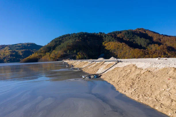 What are the processes for removing sodium cyanide from gold tailings?